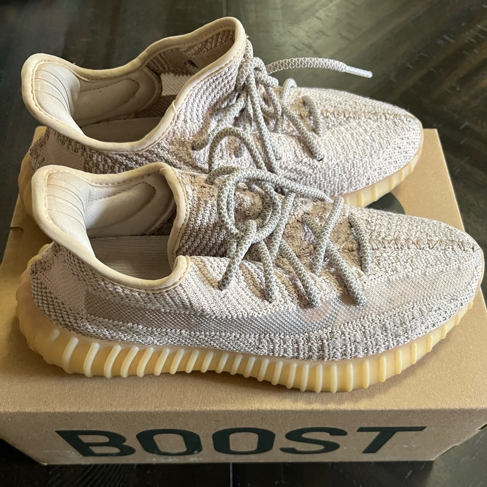 Yeezy Boost 350 V2 - Picture 2 of 8